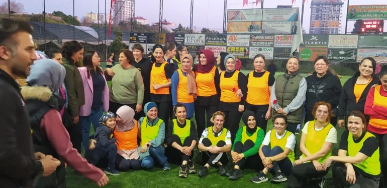 Mahmutlar’da futbola anne eli değdi