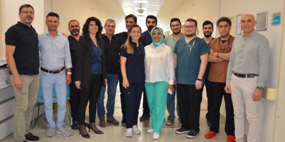 BAYRAMIN BİRİNCİ GÜNÜNDE HASTANE YÖNETİMİ SAĞLIK ÇALIŞANLARI İLE BİR ARADA