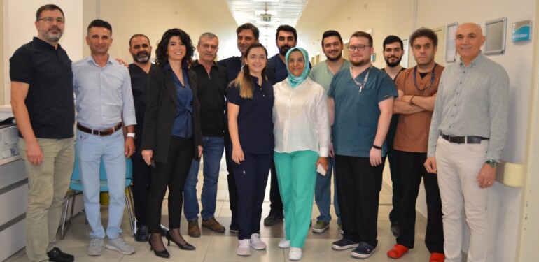 BAYRAMIN BİRİNCİ GÜNÜNDE HASTANE YÖNETİMİ SAĞLIK ÇALIŞANLARI İLE BİR ARADA