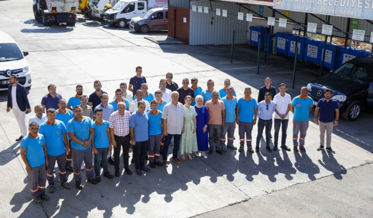 BAŞKAN ÖZÇELİK MESAİYE TEMİZLİK İŞLERİ ŞANTİYESİ’NDE BAŞLADI