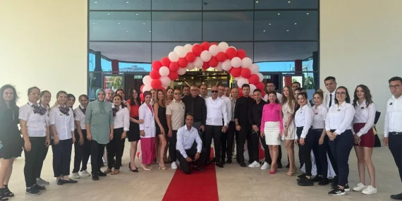 Duayen turizmci Hacı Osman Üçdan, 4’ncü otelinin kurdelesini kesti