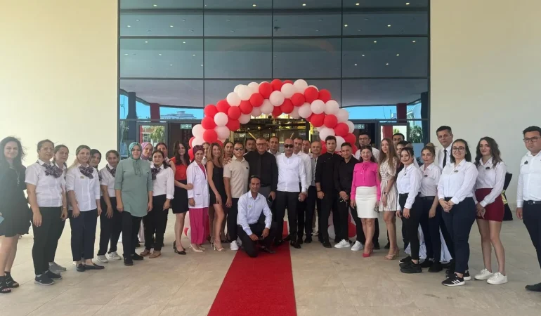 Duayen turizmci Hacı Osman Üçdan, 4’ncü otelinin kurdelesini kesti