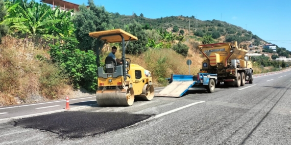 Alanya’nın kırsal yollarında asfalt bakımı