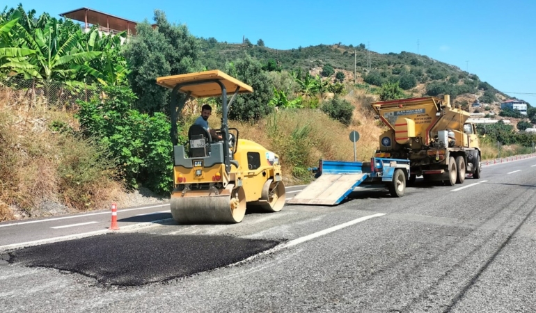 Alanya’nın kırsal yollarında asfalt bakımı