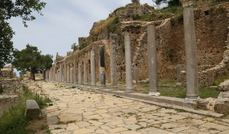 ALTAV YÖNETİMİ SYEDRA ANTİK KENTİ’Nİ GEZDİ