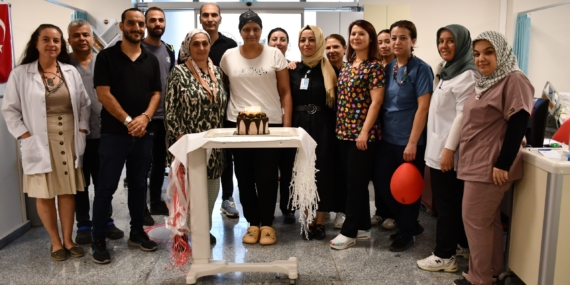 KEMOTERAPİ TEDAVİSİ GÖREN GENÇ KADINI DUYGULANDIRAN DOĞUM GÜNÜ SÜPRİZİ