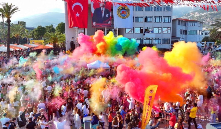 ALANYA ULUSLARARASI ÇOCUK FESTİVALİ’NE RENGARENK FİNAL