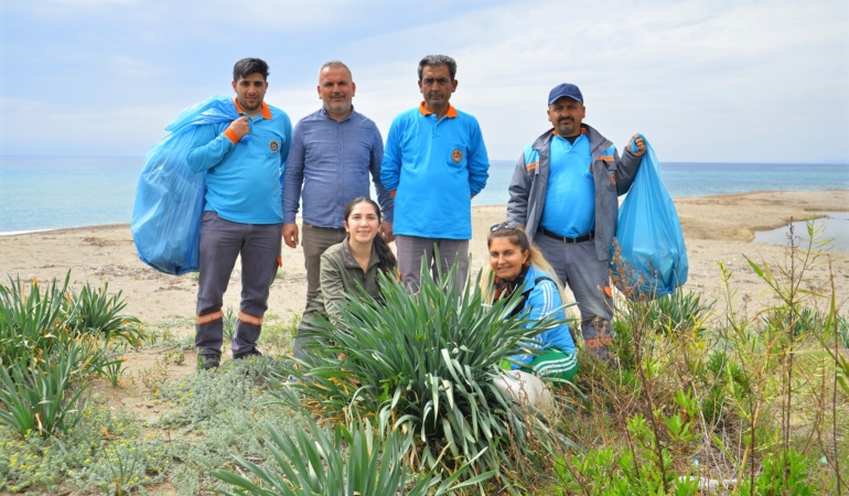 ALANYA’DA SAHİL TEMİZLİĞİ: KUM ZAMBAKLARI VE CARETTA CARETTALAR KORUMA ALTINDA
