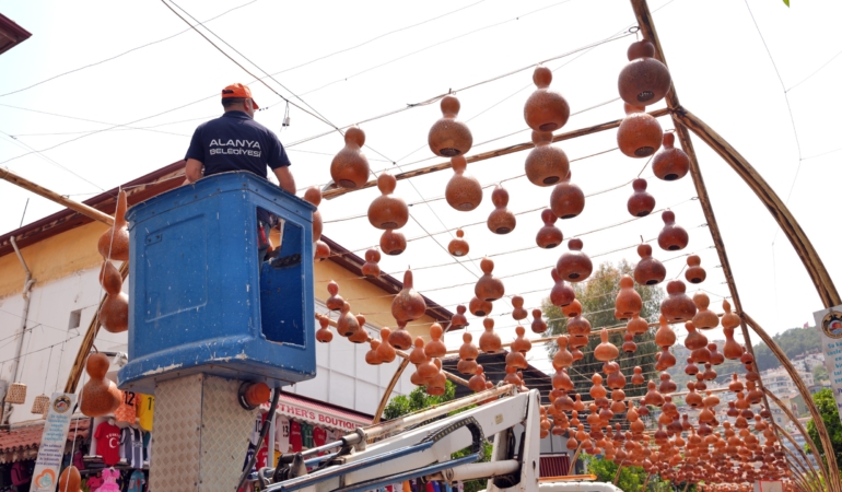 ENGELLİ BİREYLERİN EMEKLERİYLE OLUŞTURULAN KABAK SOKAĞI IŞIL IŞIL PARLAYACAK
