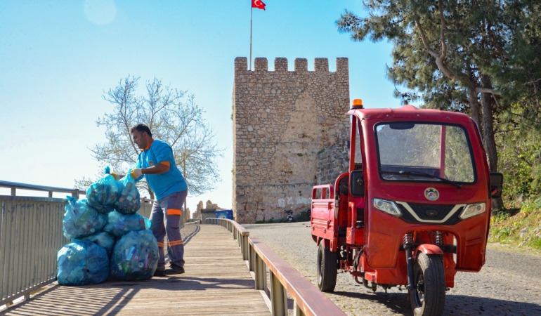 ALANYA BELEDİYESİ BAYRAM BOYUNCA 5 TONA YAKIN ATIK TOPLADI