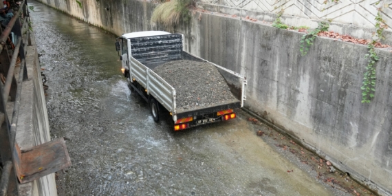 ALANYA BELEDİYESİ’NDEN DERE TEMİZLEME ÇALIŞMASI