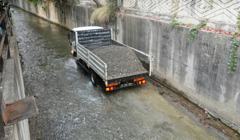 ALANYA BELEDİYESİ’NDEN DERE TEMİZLEME ÇALIŞMASI