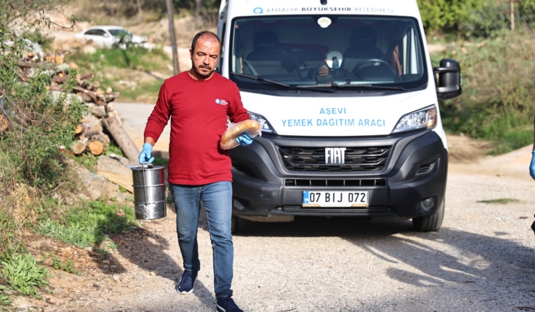 BÜYÜKŞEHİR ‘DEN SICAK YEMEK