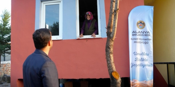 ALANYA BELEDİYESİ İHTİYAÇ SAHİBİ AİLENİN EVİNİ YENİLEDİ